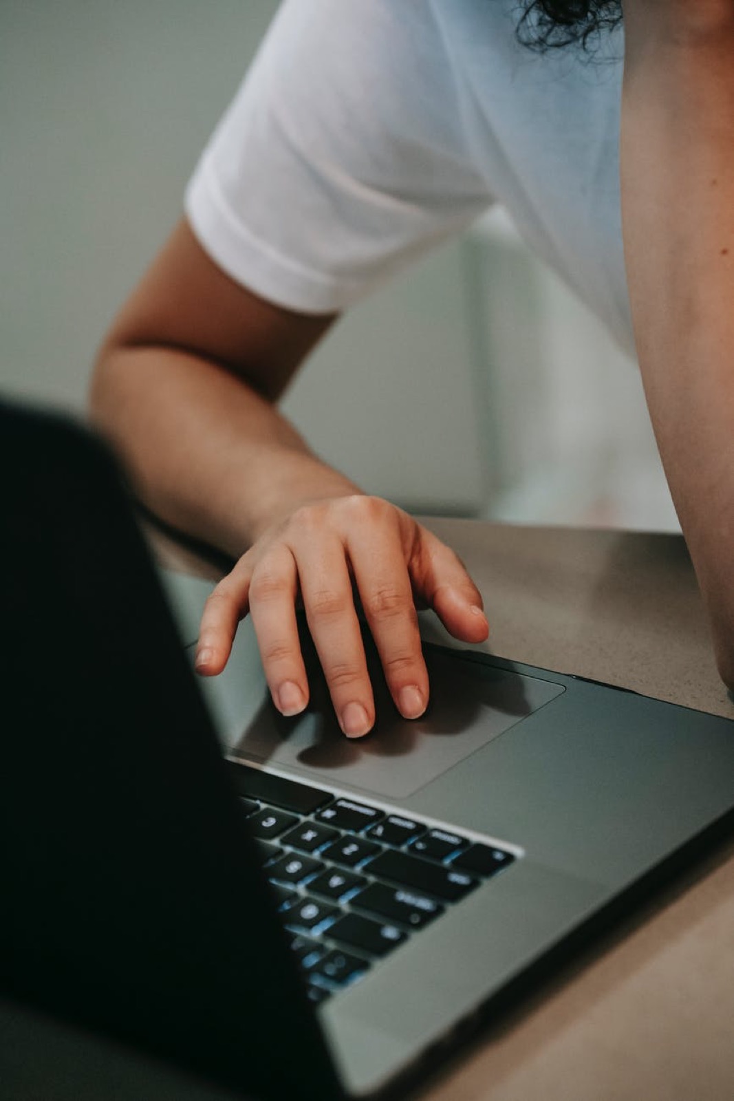 Frau arbeitet am Laptop